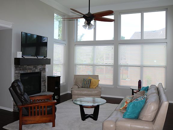 Great Room w/ Lots of Light