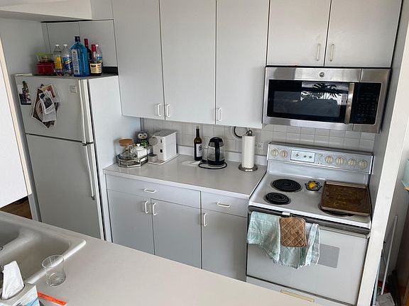 2nd image of 345 W Fullerton Pkwy APT 903