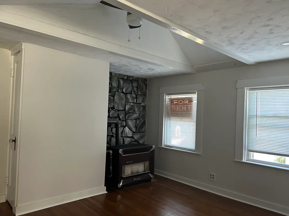 Building Photo - 549 John St #3