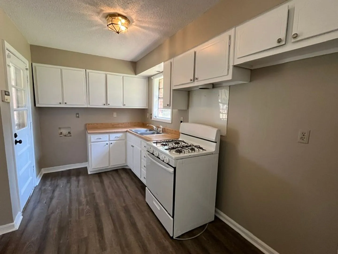Renovated 3 Bedroom 1 Bath Home for Rent!! — Photo 2