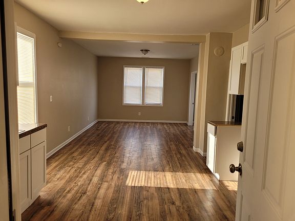 3rd image of 4917 Homerlee Ave Unit 1F