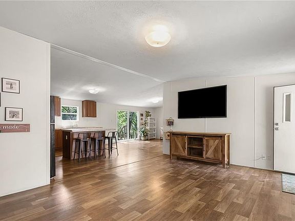 5th image of 18 S Lakeside Cir