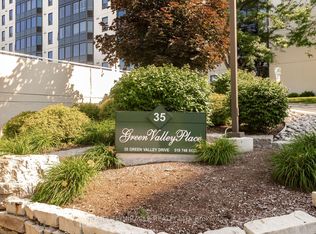 35 Green Valley Dr #1705, Kitchener, ON N2P 2A5