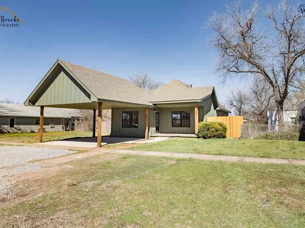 102 W Magnolia Ave, Iowa Park, TX 76367