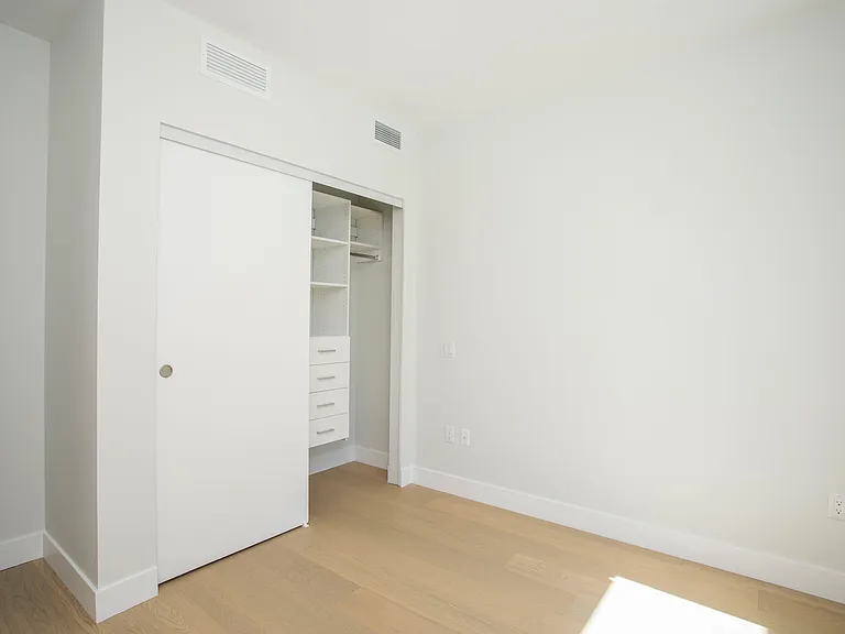 423 6th St #211 — Photo 13