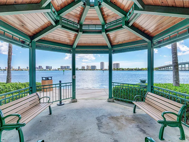 2640 Lake Shore Dr #2014 — Photo 32