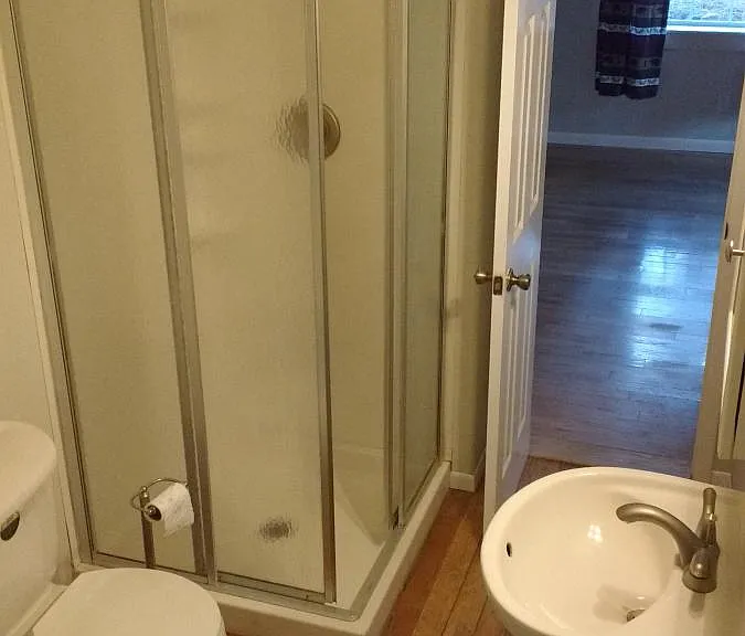 Master Bath/ 4 pieces ( newer vanity to be added)