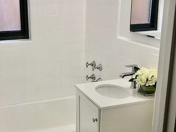 3rd image of 208 E 70th St APT 5F