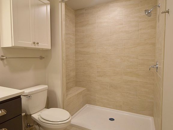 5th image of 915 Scott St APT 103