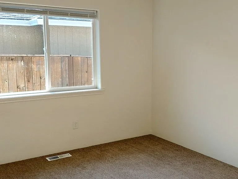 2102 Lara Ln — Photo 10