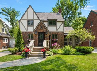 676 Washington Rd, Grosse Pointe, MI 48230