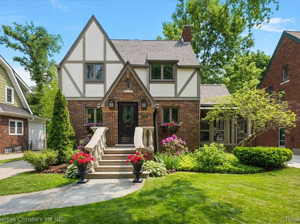 676 Washington Rd, Grosse Pointe, MI 48230