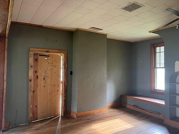 4th image of 323 E 8th St