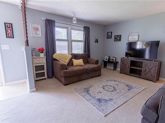 3rd image of 204 Meadowlark Dr W