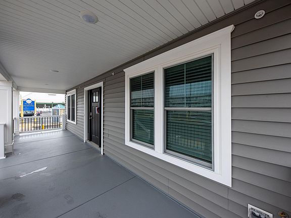 3rd image of 822 9th St #1