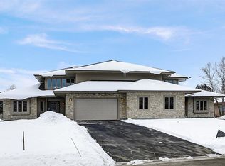 1207 E Sweetbriar Ln, Hartland, WI 53029