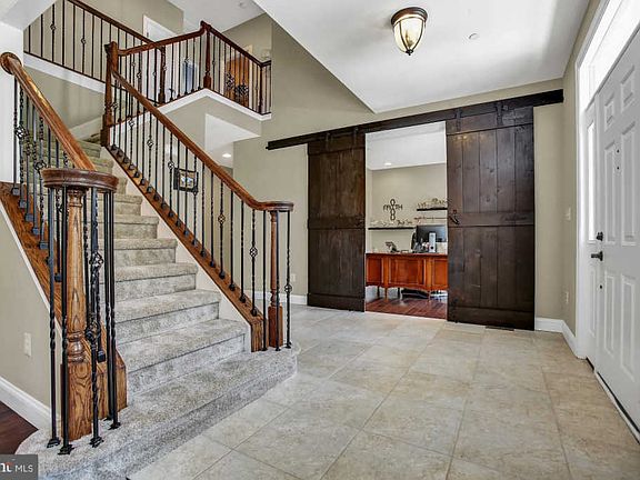 4th image of 806 Renard Ct