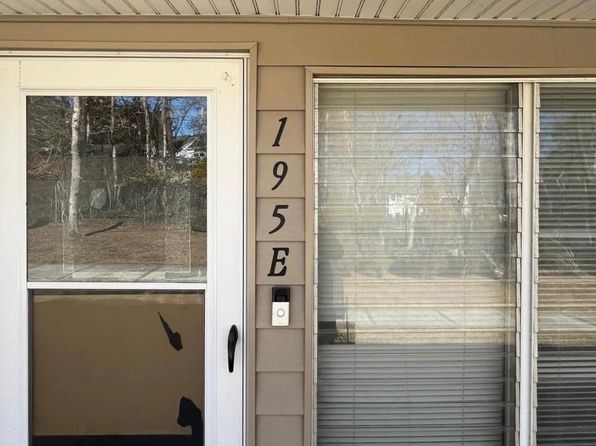 195 Newcastle Ct, Ridge, NY 11961
