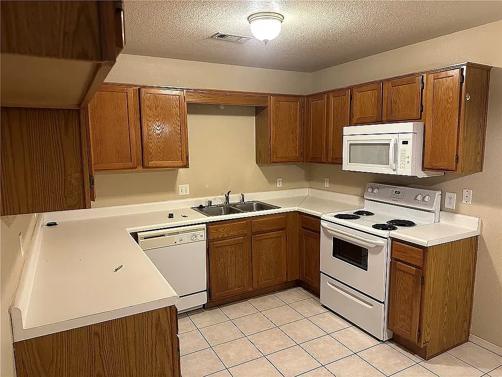 3 bed, 1172 sqft, $1,350 — Photo 2