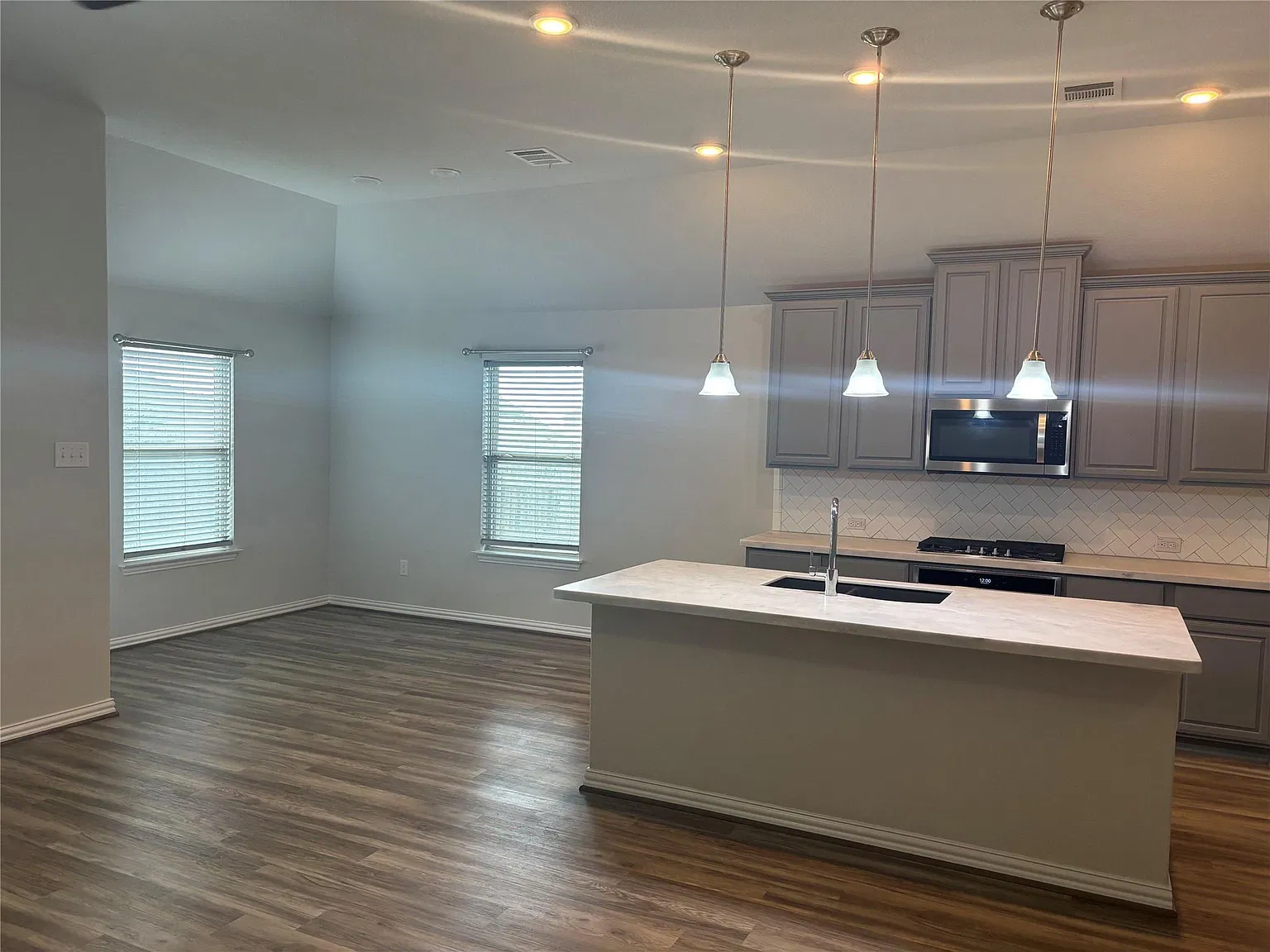 3 bed, 2.0 bath, 1724 sqft, $2,200 — Photo 2
