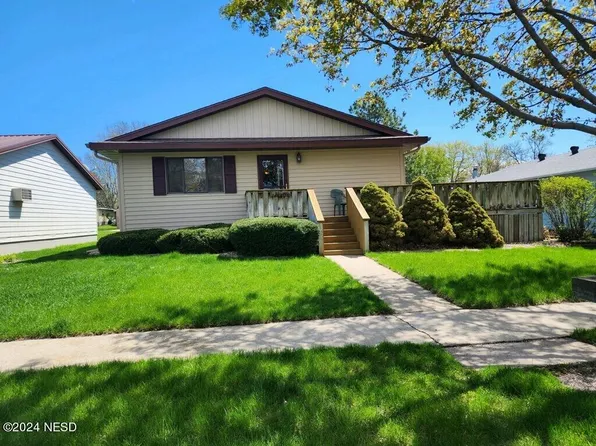 606 8th St NE, Watertown, SD 57201