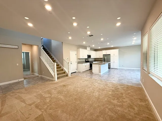 4 bed, 1950 sqft, $4,195 — Photo 2