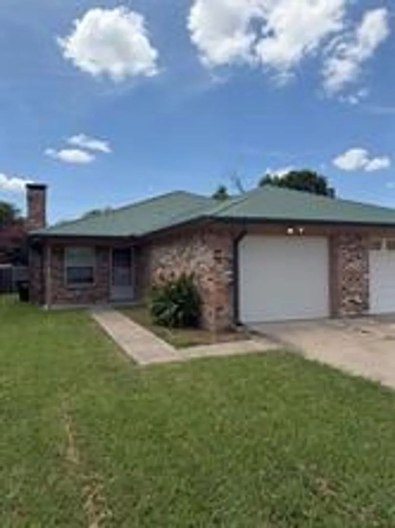 3 bedroom Duplex in Greenville! — Photo 1