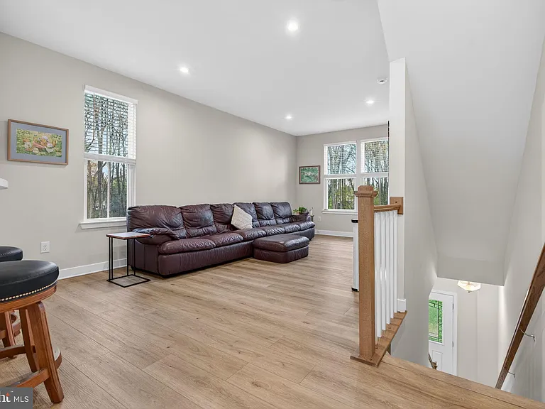54 Sidney Ln — Photo 18