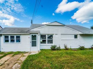 142 4th St, Hicksville, NY 11801