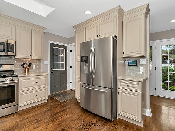 5th image of 702 E 77th Pl
