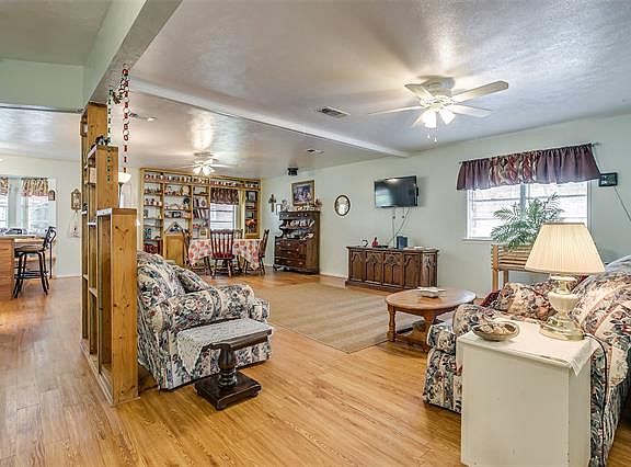 5th image of 421 NW Douglas St