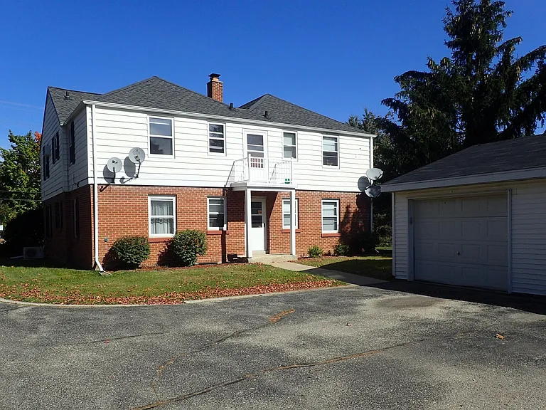 223 W Decorah Rd — Photo 9