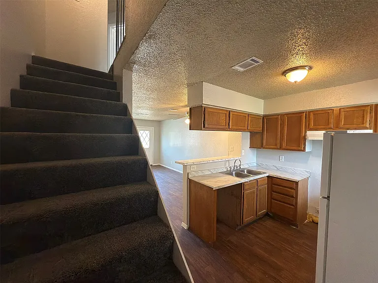 2250 Aspen Dr — Photo 4