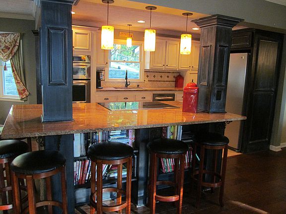 Cooking island with seating for 6