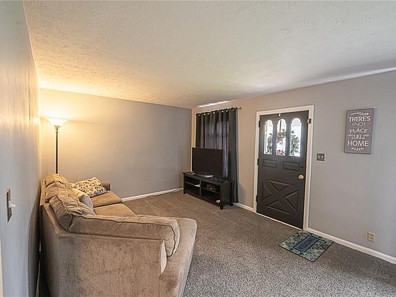 5th image of 389 Crestwood Ave