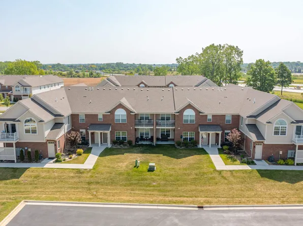 51879 E Pointe Ln, Chesterfield, MI 48051