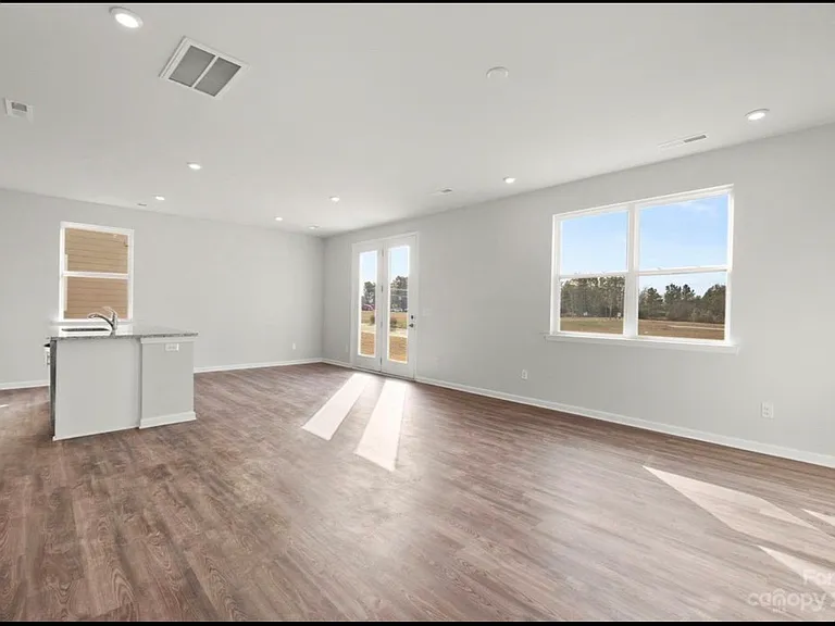 524 Sitka Dr — Photo 3