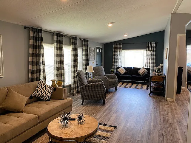 713 Diamond Loop — Photo 9