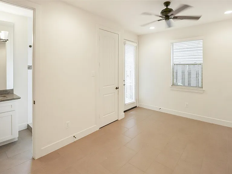 2431 Charleston St #C — Photo 16