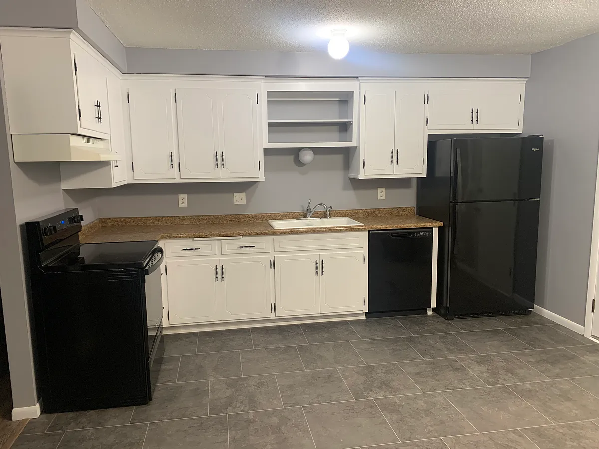 Kitchen 13'x13' - 2201 W 82nd St