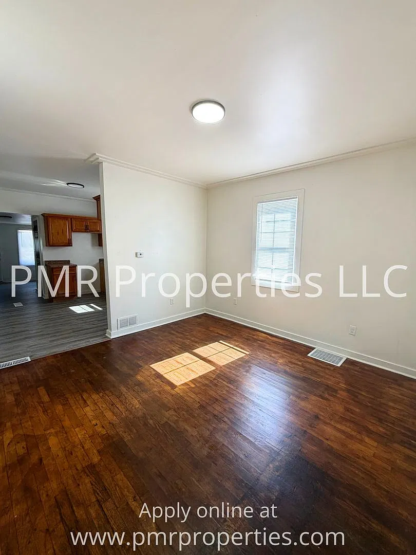 2 Bedrooms / 1 Bathroom House — Photo 2
