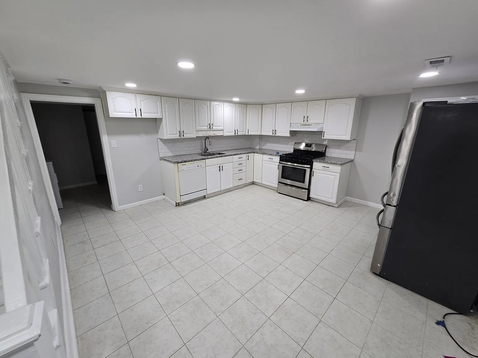 5 bed, 1216 sqft, $2,350 — Photo 3