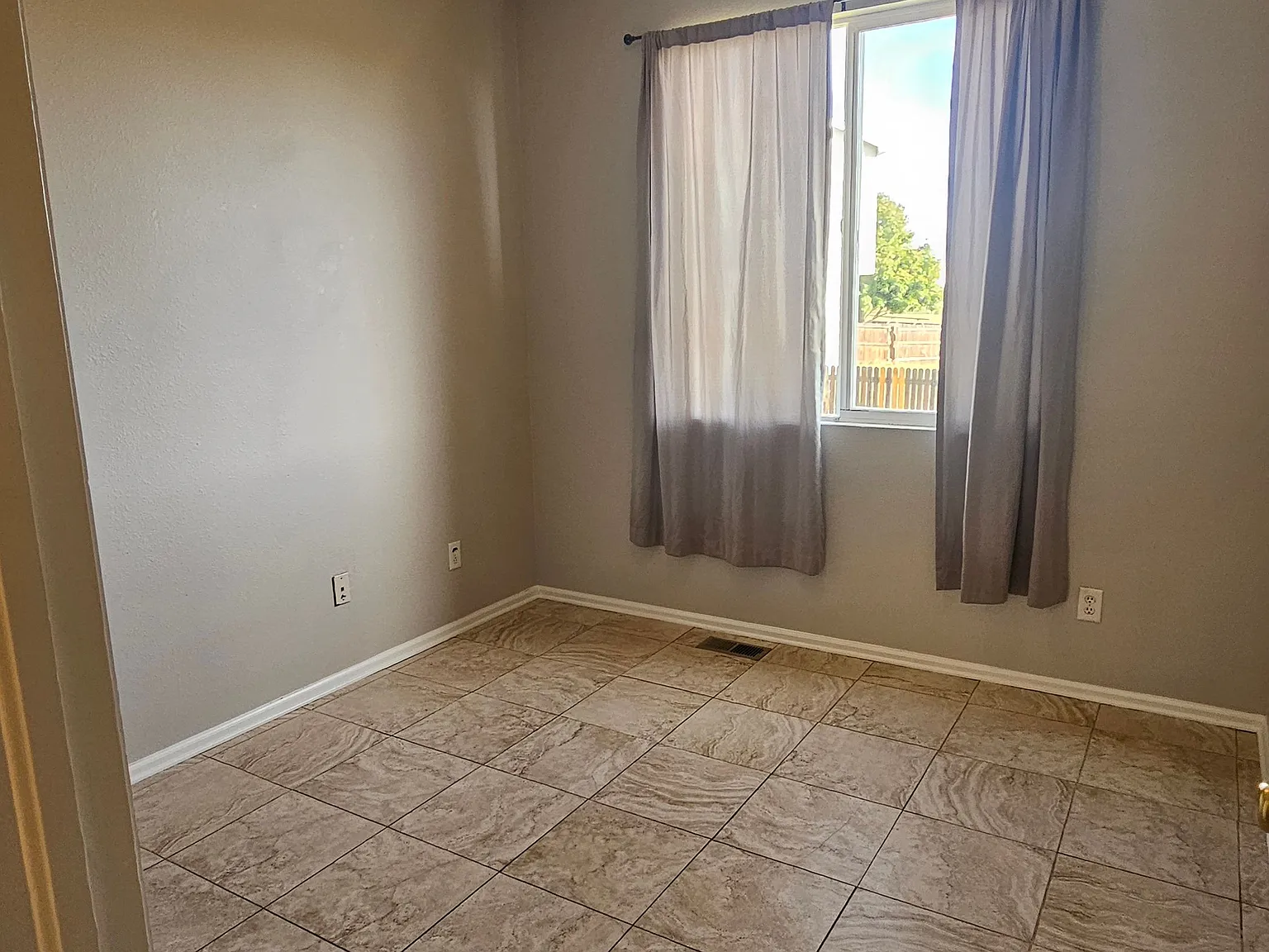 4 bed, 2.5 bath, 2000 sqft, $2,525 — Photo 3