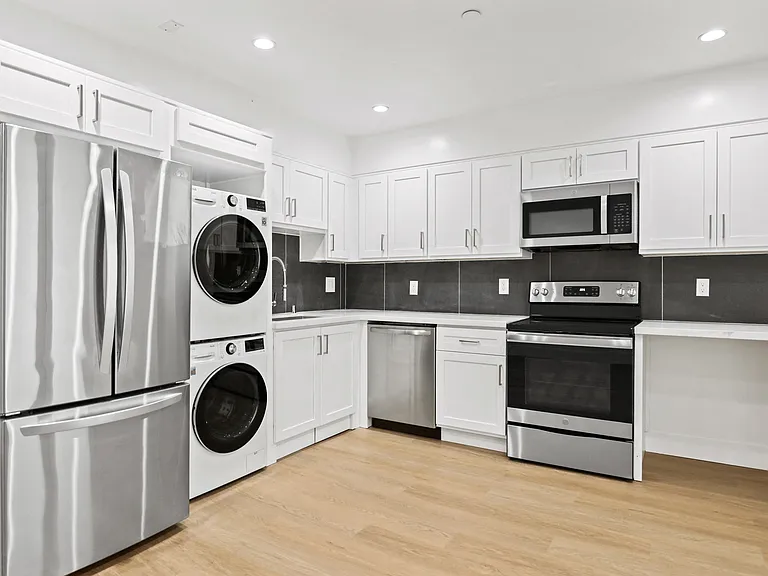Open-Concept Kitchen with Energy-Efficient Appliances and In-Suite Washer & Dryer