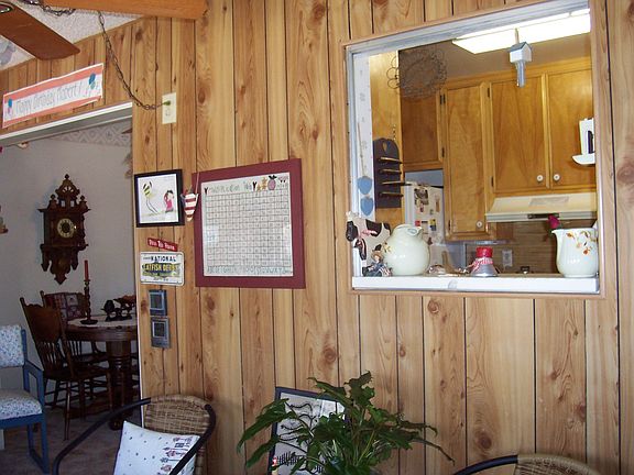 Bonus room w/pass thru to kitchen
