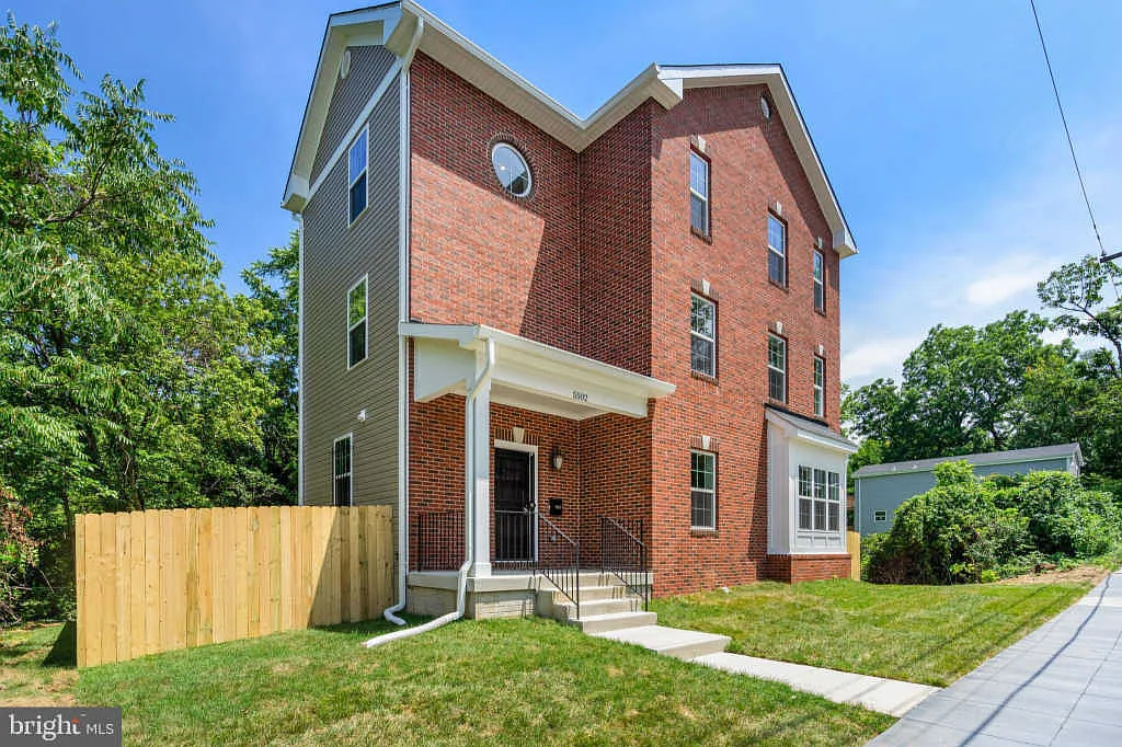 5500 Bass Pl SE photo 1