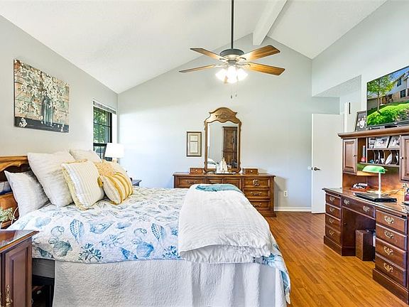 4th image of 310 Hillside Ct