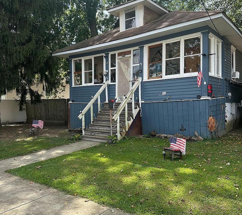 1st image of 44 S Pine Ave