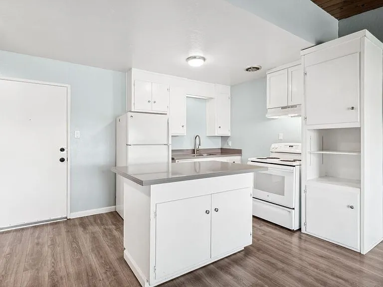 22555 Linden St #12 — Photo 3