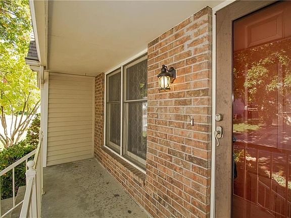 5th image of 428 NW Chateau Dr